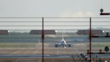 Uçak kalkıyor, pistin sonundan yakalandı. Seyahat, turizm ve havacılık kavramı