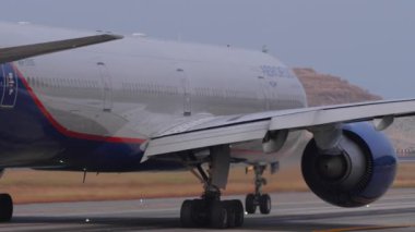 PHUKET, THAILAND - 14 Şubat 2025: Geniş gövdeli uçak Boeing 777, Aeroflot 'un RA-73135' i Phuket havaalanında taksicilik yapıyor, yan görüş, orta çekim. Seyahat kavramı