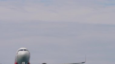 PHUKET, THAILAND - 18 HAZİRAN 2025: Jet uçağı Airbus A320, Tayland Havayolları 'nın HS-CBF inişi. Seyahat kavramı