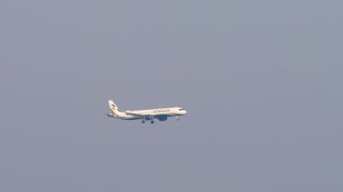 HONG KONG - 27 Ocak 2025: ticari uçak Airbus A321 Starlux 'ın Hong Kong havaalanına iniş görüntüleri, yan görüş. Seyahat kavramı