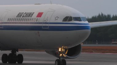 PHUKET, THAILAND - 17 Şubat 2025: Orta atış, Air China Airbus A330 yolcu uçağı, B-5978 Phuket Havaalanı. Seyahat kavramı