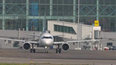 ALMATY, KAZAKHSTAN - 27 HAZİRAN 2024: Air Astana taksicilik yolcu uçağı. Almaty Uluslararası Havaalanına Trafik