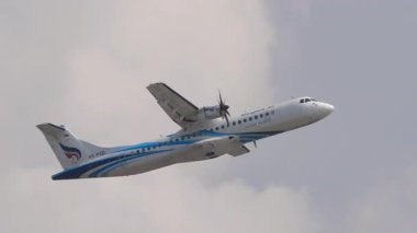 PHUKET, THAILAND - Mart 03, 2025: Bangkok Havayolları ATR 72, HS-PZD Phuket Havaalanı 'ndan kalkıyor. Havacılık ve seyahat teması.