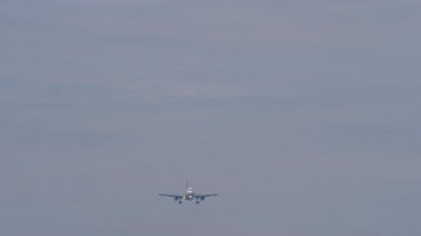 Uçak iniş yapıyor, ön manzara. Uçak yolculuğu ve ticari havacılık kavramı