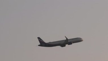 PHUKET, THAILAND - 05 Mart 2025: Yolcu uçağı Aeroflot Rus Havayolları Airbus A321, RA-73705 kalkış, uzun mesafe, yan görüş