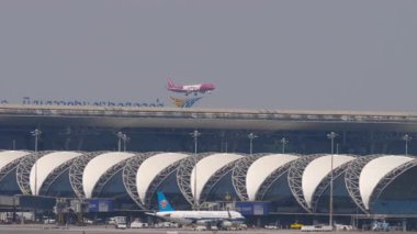 BANGKOK, THAILAND - 16 Mart 2025: vuruldu, Airbus A321, Tayland Vietnam Jet Havaalanı HS-VKL. Yolcu uçağı geliyor. Seyahat kavramı