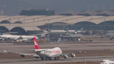 HONG KONG - 29 Ocak 2025: Compass Air Kargo Boeing 747, LZ-CJA kalkışı Chek Kap Kok havaalanı, Hong Kong. Kargo jumbo jeti kalkıyor.