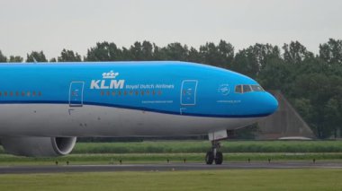AMSTERDAM, NETHERLANDS - 25 Temmuz 2017 KLM Hollanda Kraliyet Havayolları Boeing 777, PH-BVO taksisi. Seyahat kavramı