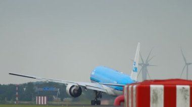 AMSTERDAM, NETHERLANDS - 25 Temmuz 2017 KLM Boeing 777 yolcu uçağı havalandı. Uçak uçup gidiyor. Seyahat kavramı
