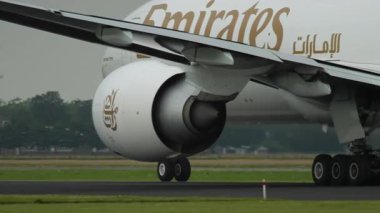AMSTERDAM, NETHERLANDS - 25 Temmuz 2017 Emirates kargo gemisi Boeing 777, A6-EFO havalandı. Uçak uçup gidiyor. Havacılık kavramı