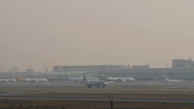 BANGKOK, THAILAND - 17 Mart 2025: Boeing 777, Katar A7-BEV Suvarnabhumi havaalanında taksicilik. Seyahat kavramı