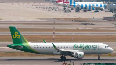 BANGKOK, THAILAND - 15 Mart 2025: Spring Airlines Airbus A320, B-6863 Suvarnabhumi havaalanında taksicilik. Seyahat kavramı