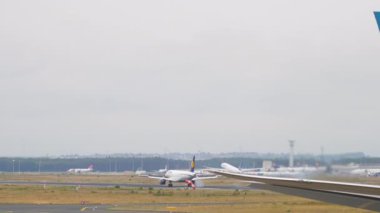 FRANKFURT AM MAIN, Almanya - 20 Temmuz 2017: Airbus A320, Lufthansa indikten sonra fren yapıyor. Boeing 777 United havalanıyor.