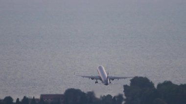 SOCHI, RUSSIA - 28 AĞUSTOS 2022: Aeroflot Airbus A320 yolcu uçağı havalanıyor. Uçak uçuyor. Seyahat kavramı