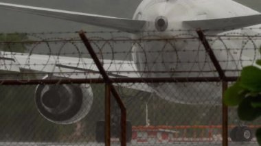 PHUKET, THAILAND - 24 Şubat 2025: Ticari uçak Boeing 767, Air Astana 'dan EI-KEA, Phuket Havaalanı' ndaki yağmur sırasında piste taksicilik yapıyor. Seyahat kavramı