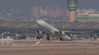 HONG KONG - 29 Ocak 2025: Cathay Pacific Airbus A330, B-HLN kalkış. Uçak kalkıyor. Seyahat kavramı