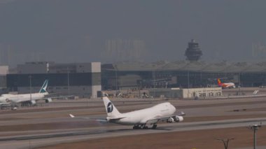 HONG KONG - 29 Ocak 2025: Challenge Airlines IL Boeing 747, 4X-ICA kalkıştan sonra tırmanıyor. Hava taşımacılığı, küresel ulaşım ve ticari havacılık kavramları için ideal