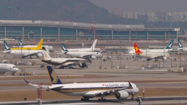 HONG KONG - 29 Ocak 2025 Singapur Havayolları Airbus A350, 9V-SJA kalkış için Hong Kong 'daki Chek Kap Kok Havalimanı. Seyahat ve turizm temaları.