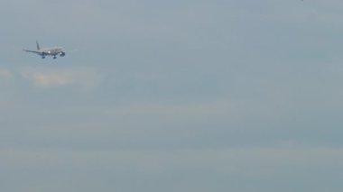 KUALA LUMPUR, MALAYSIA - 13 HAZİRAN 2025: Katar Havayolları yolcu uçağı iniş mesafesi, düşük. Seyahat kavramı