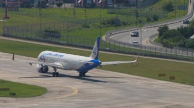 SOCHI, RUSSIA - 27 AĞUSTOS 2022: Yolcu uçağı Airbus A321, RA-73840 Ural Havayolları Sochi havaalanına varıyor. Seyahat kavramı