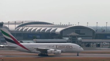 BANGKOK, THAILAND - 16 Mart 2025: Ağır uçak Emirates Airbus A380, A6-EDX Bangkok havaalanından havalanıyor. Yolcu uçağı kalkıyor. Seyahat kavramı