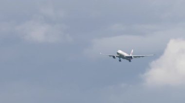 KUALA LUMPUR, MALAYSIA - 12 Ocak 2025: Malezya Havayolları Airbus A330, 9 M-MTI Kuala Lumpur Havalimanı. Uçak geliyor. Seyahat kavramı