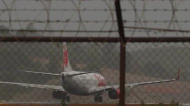 PHUKET, THAILAND - 24 Şubat 2025: Tayland Lion Air Boeing 737, Phuket havaalanından kalkış için HS-LUH ivmesi, yan görüş. Seyahat kavramı
