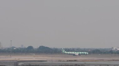 BANGKOK, THAILAND - 17 Mart 2025: uçak Condor Airbus A330, D-ANRM Green Island Livery geliyor, Suvarnabhumi havaalanına indikten sonra fren yapıyor. Seyahat kavramı