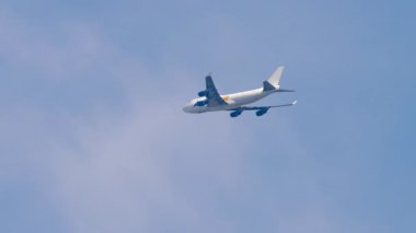 ALMATY, KAZAKHSTAN - 25 HAZİRAN 2024: Kalkıştan sonra dört motorlu ağır jumbo jet uçakları yükseliyor,