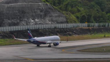 PHUKET, THAILAND - 12 Mart 2025: Airbus A321, RA-73704 Phuket havaalanında taksicilik. Pistteki uçak. Seyahat kavramı
