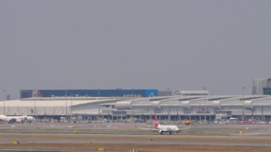 BANGKOK, THAILAND - 16 Mart 2025: JDL Airlines uçağı, Boeing 737, B-221L Bangkok havaalanından havalanıyor. Uçaklar uçuyor, yan görüş. Seyahat kavramı