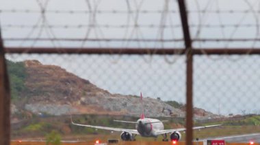 PHUKET, THAILAND - 24 Şubat 2025: Air Arabia yolcusu Phuket havaalanından havalanıyor. Seyahat kavramı