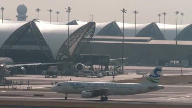 BANGKOK, THAILAND - 15 Mart 2025: Sky Angkor Airlines Airbus A320, XU-727 Suvarnabhumi havaalanında taksicilik. Seyahat kavramı