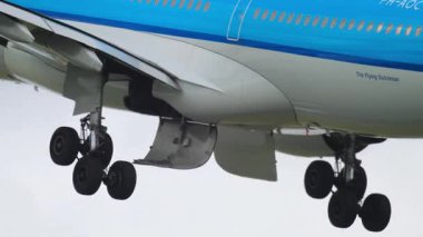 AMSTERDAM, NETHERLANDS - 25 Temmuz 2017: Airbus A330 of KLM, PH-AOC yolcu uçağı havalandı. Uçak kalkıyor. Seyahat kavramı