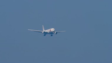 PHUKET, THAILAND - 20 HAZİRAN 2025: Red Wings Boeing 777, RA-73330 Phuket havaalanına iniyor. Uçak uçuşu. Seyahat kavramı