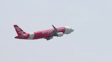 PHUKET, THAILAND - Mart 03, 2025: Thai AirAsia Airbus A320, HS-CBA Phuket havaalanından havalanır. Seyahat kavramı