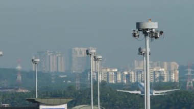 KUALA LUMPUR, MALAYSIA - 14 Ocak 2025: Malezya Havayolları Boeing 737 Kuala Lumpur Havalimanı 'ndan havalanır. Yolcu uçağı uçup gitti. Seyahat kavramı