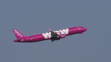 BANGKOK, THAILAND - 16 Mart 2025: Tayland Vietnam Jet Air havalanıp Bangkok havaalanına tırmandı. Yolcu uçağı kalkıyor. Seyahat kavramı