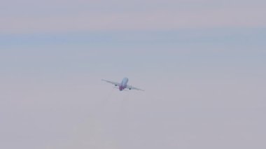 Kalkıştan sonra gökyüzüne yükselen uzun menzilli jet uçağı. Uçak uçuyor. Havacılık kavramı