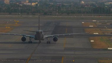 Jet uçaklarının taksicilik görüntüleri, dikiz manzarası. Havaalanında ticari bir havayolu var. Gözetleme. Seyahat kavramı