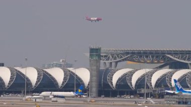 BANGKOK, THAILAND - 16 Mart 2025: Thai VietJet Airbus A321, HS-VKL Suvarnabhumi havaalanına iniyor. Yolcu uçağı uçuyor. Seyahat kavramı