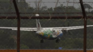 PHUKET, THAILAND - 24 Şubat 2025: Turboprop Bangkok Havayolları, ATR 72-600, HS-PZJ Phuket havaalanına inmek üzere. Gökyüzünde bir uçak. Seyahat kavramı
