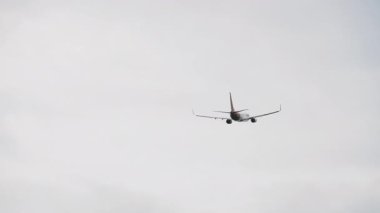 Kalkıştan sonra jet tırmanışı. Hava taşımacılığı, küresel ulaşım ve ticari havacılık kavramları için ideal