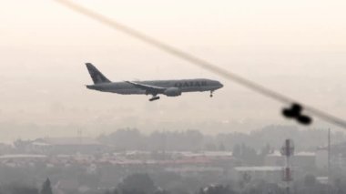 ALMATY, KAZAKHSTAN - 26 Haziran 2024: Katar 'a iniş yapan Kargo Boeing 777, yan görüş. Geniş gövdeli uçak alçalıyor.