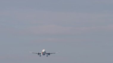 Kimliği belirsiz bir uçağın gökyüzüne iniş için indiği uzak bir cephe görüntüsü. Ticari uçaklara yaklaşma ihtimali düşük.
