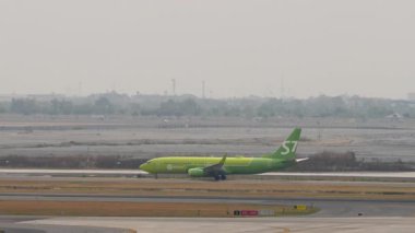 BANGKOK, THAILAND - 17 Mart 2025: S7 Havayolları, Boeing 737 Suvarnabhumi havaalanında taksicilik. Seyahat kavramı