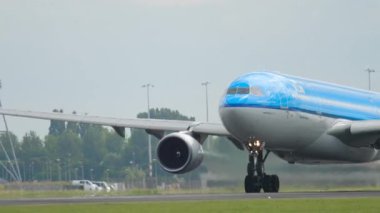 AMSTERDAM, NETHERLANDS - 25 Temmuz 2017: Airbus A330 of KLM, PH-AOC havalandı. Uçak kalkıyor. Seyahat kavramı