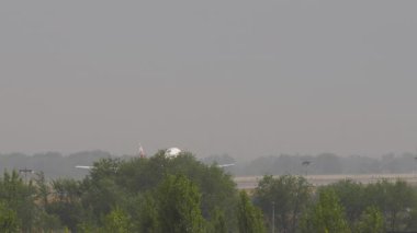 ALMATY, KAZAKHSTAN - 26 Haziran 2025: Sunday Airlines Boeing 757 yolcu uçağı UP-B5705, hızlandı ve Almaty havaalanından havalandı.