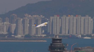 HONG KONG - 28 Ocak 2025: Boeing 737, MIAT Moğol Havayollarından EI-CXV Chek Kap Kok Havalimanı, Hong Kong