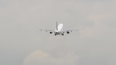 ALMATY, KAZAKHSTAN - 12 Mayıs 2024: Air Astana 'nın yolcu uçağı Almaty havaalanından havalanıyor, arka görüş. Uçak kalkıyor. Seyahat kavramı